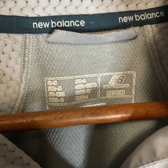 New Balance Womens Lightweight Performance Jacket Size Medium - Picture 4 of 5